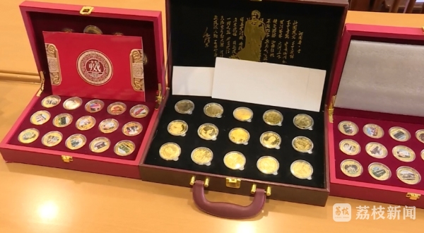 配查网 网购工艺品冒充金银币 600多人投资纪念币被骗