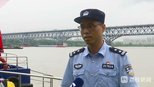 升融配资 5分钟，南京水警救起长江落水男子